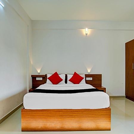 Vaccinated Staff- Capital O 74715 Phoenix Holidays Kochi Exterior photo