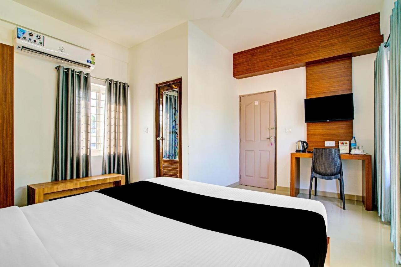 Vaccinated Staff- Capital O 74715 Phoenix Holidays Kochi Exterior photo