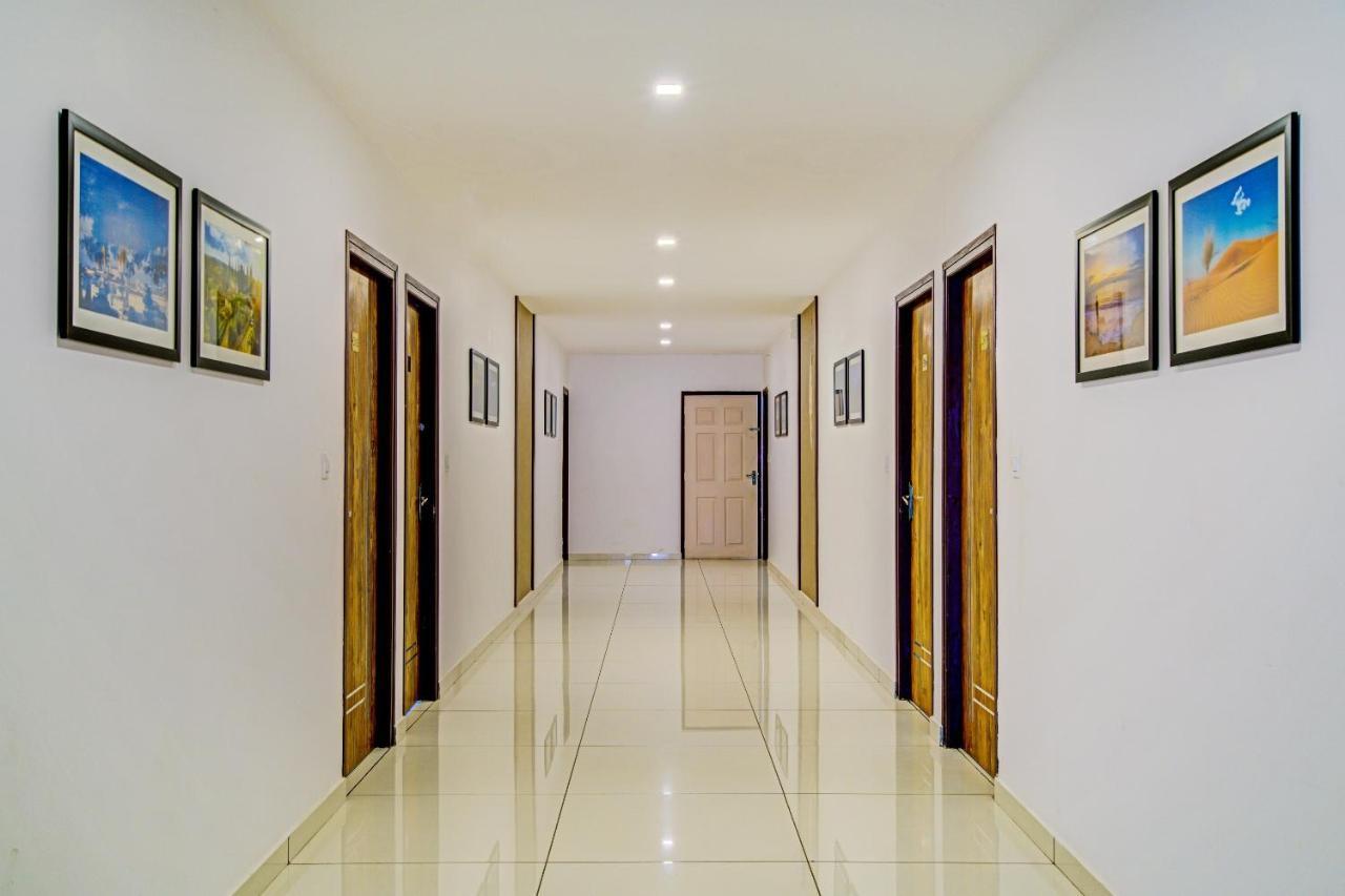 Vaccinated Staff- Capital O 74715 Phoenix Holidays Kochi Exterior photo
