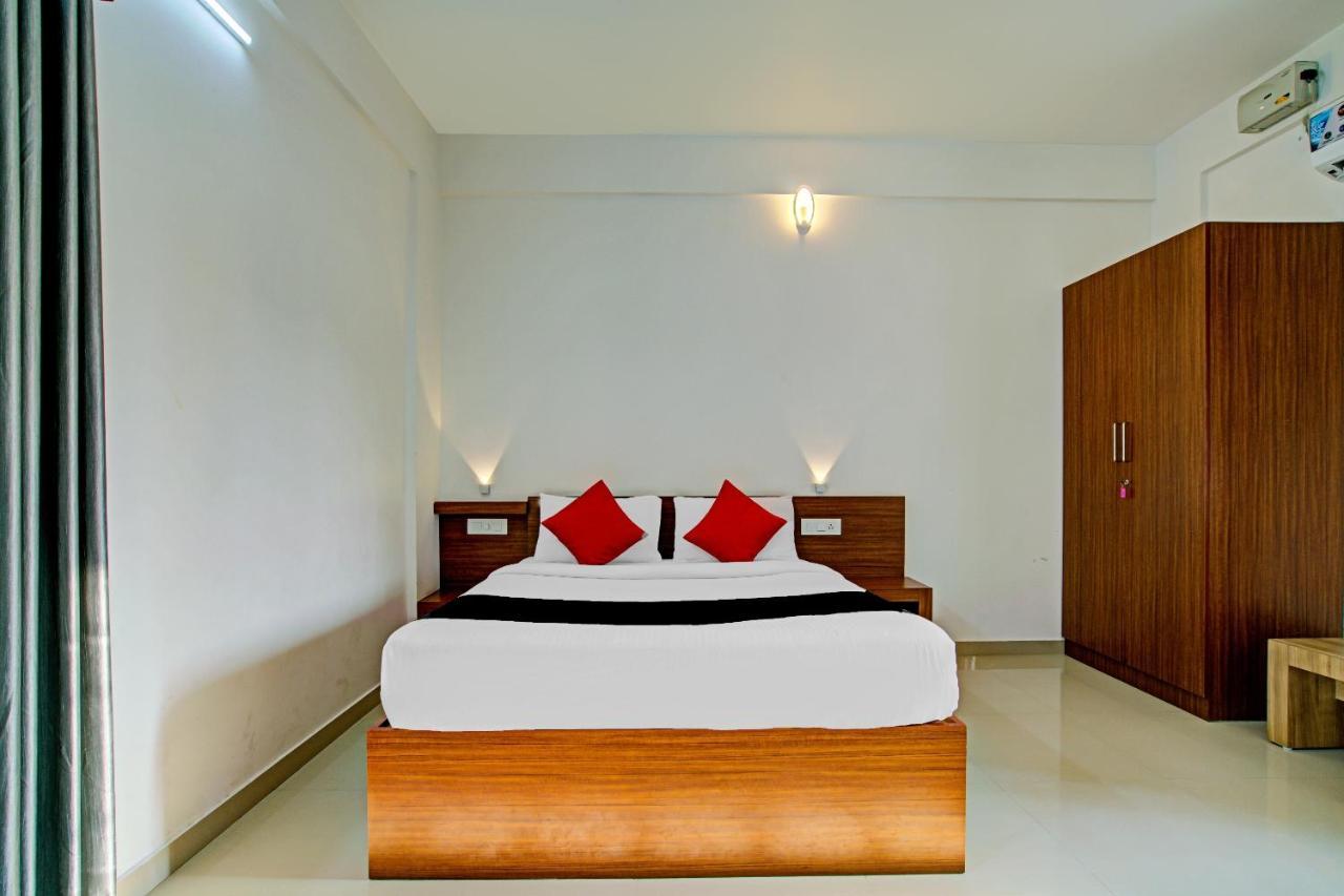 Vaccinated Staff- Capital O 74715 Phoenix Holidays Kochi Exterior photo