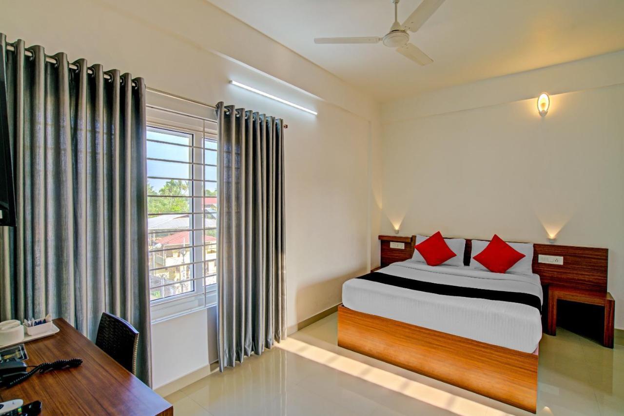 Vaccinated Staff- Capital O 74715 Phoenix Holidays Kochi Exterior photo
