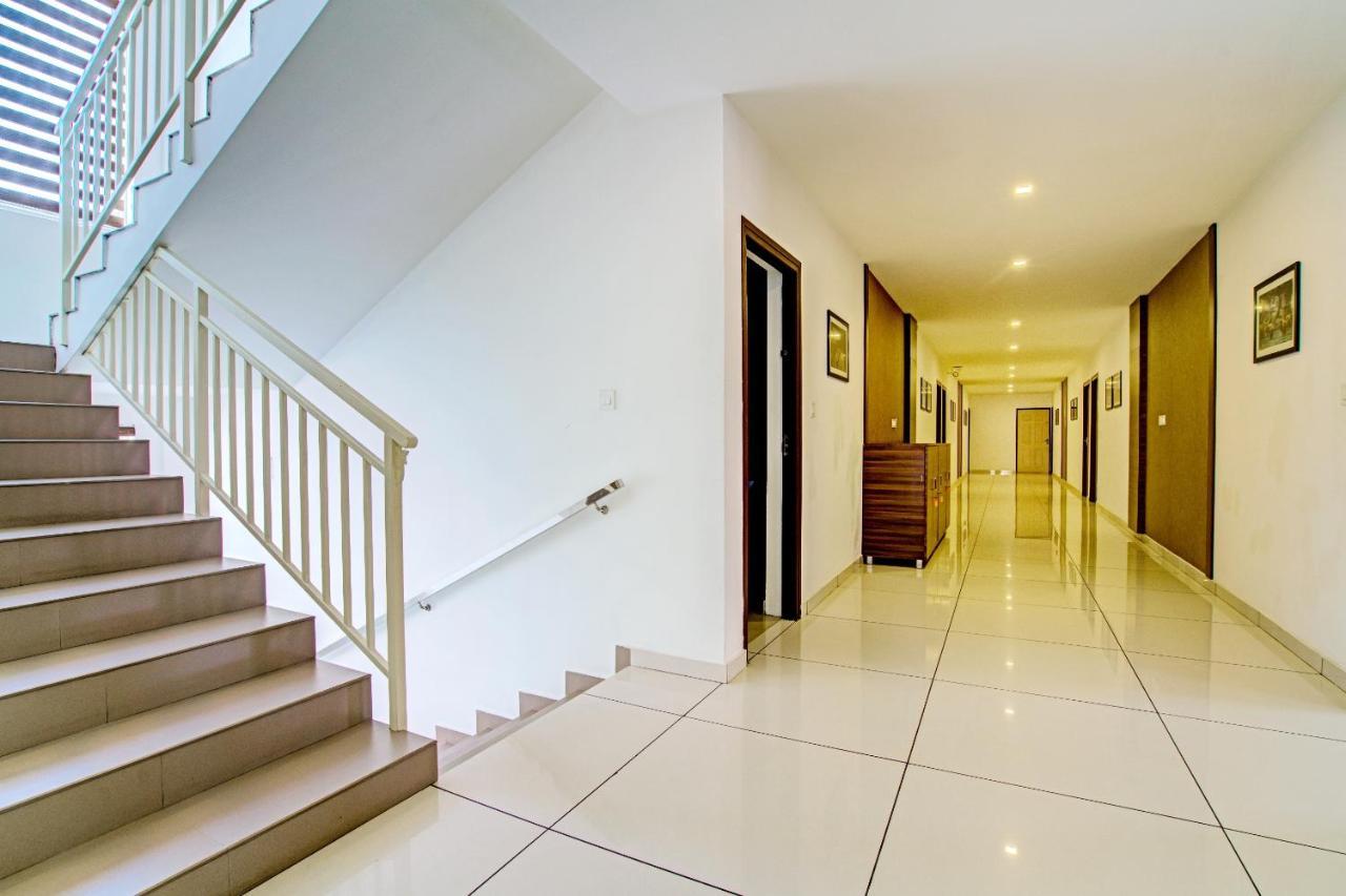 Vaccinated Staff- Capital O 74715 Phoenix Holidays Kochi Exterior photo