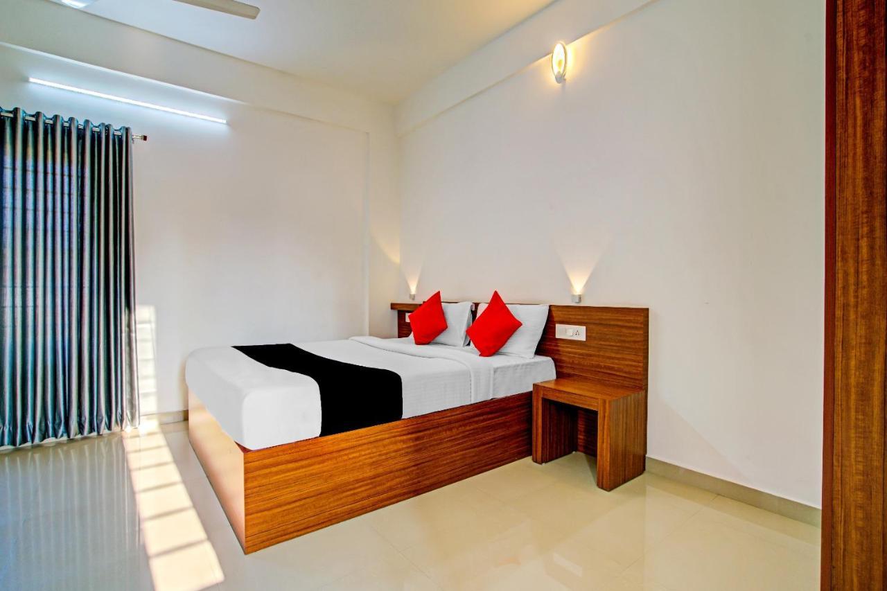 Vaccinated Staff- Capital O 74715 Phoenix Holidays Kochi Exterior photo