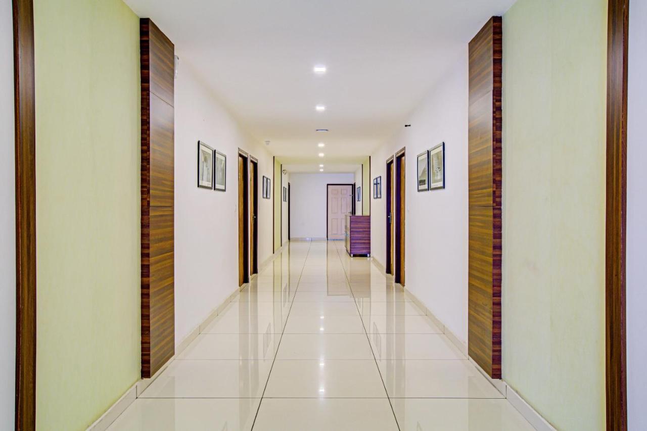 Vaccinated Staff- Capital O 74715 Phoenix Holidays Kochi Exterior photo