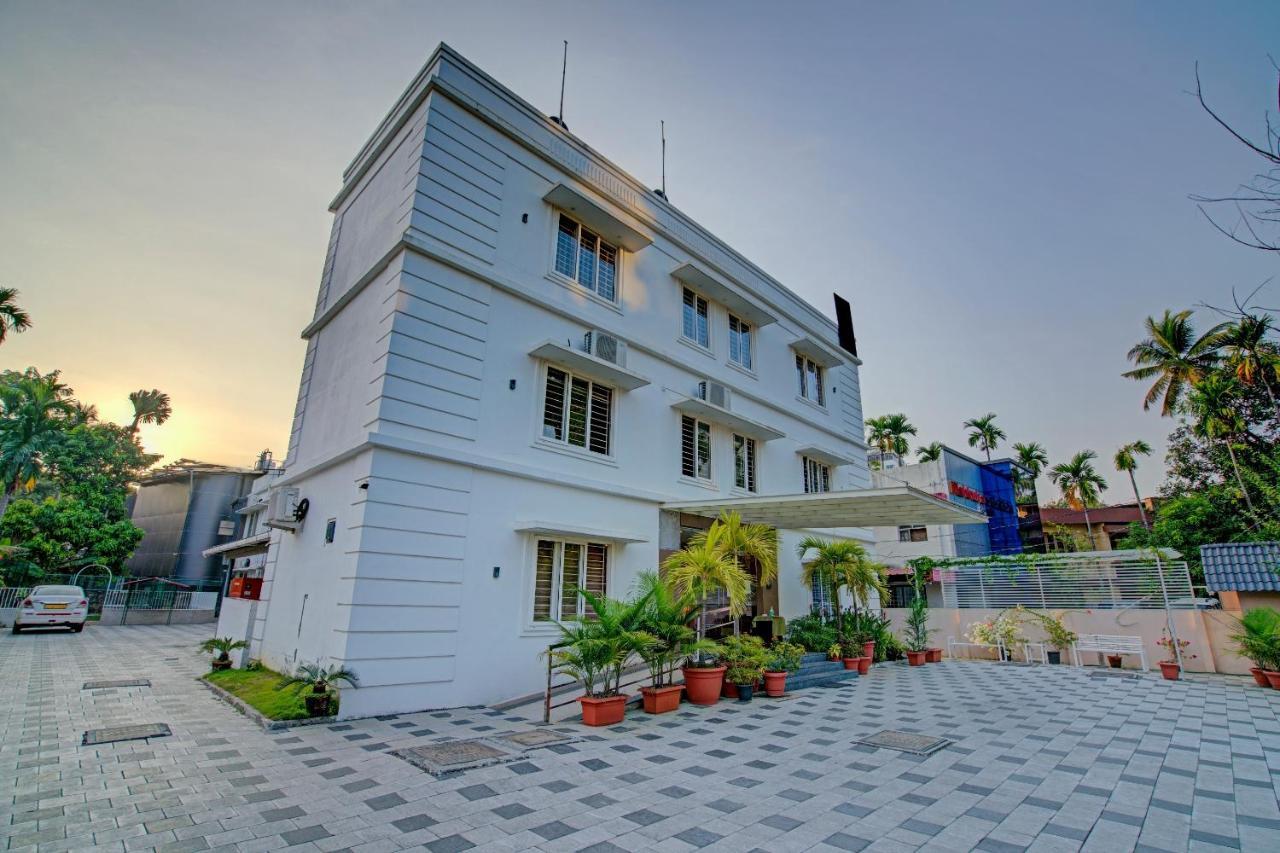 Vaccinated Staff- Capital O 74715 Phoenix Holidays Kochi Exterior photo