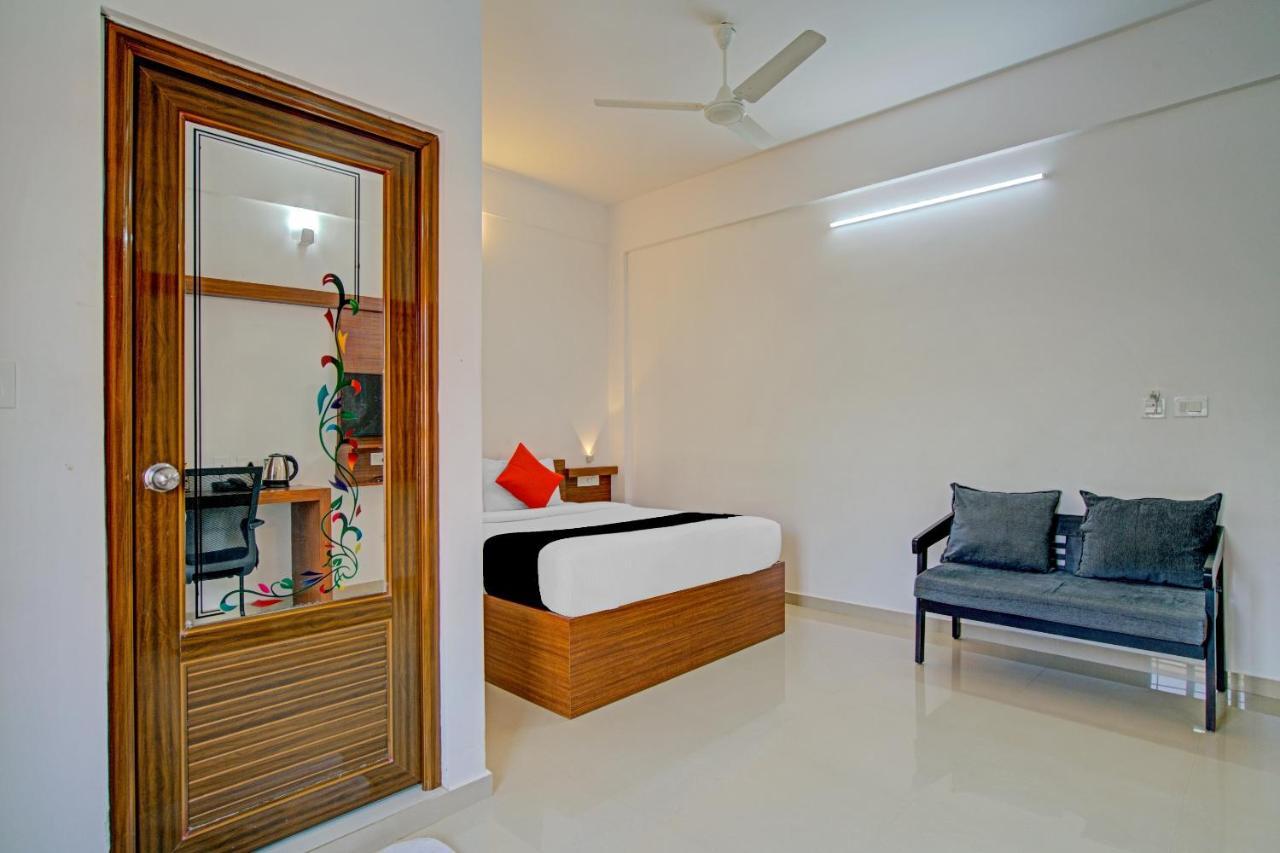 Vaccinated Staff- Capital O 74715 Phoenix Holidays Kochi Exterior photo