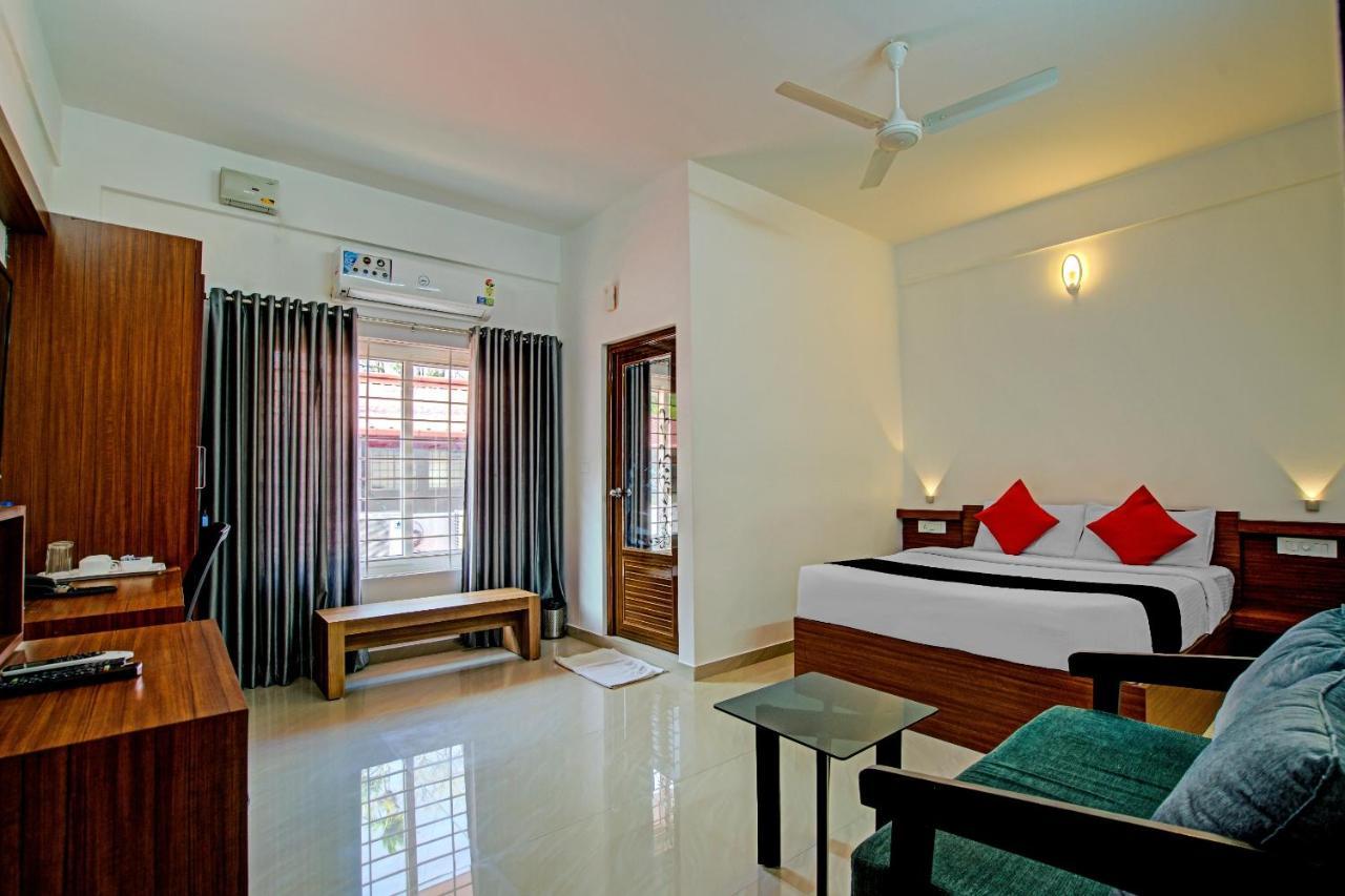 Vaccinated Staff- Capital O 74715 Phoenix Holidays Kochi Exterior photo