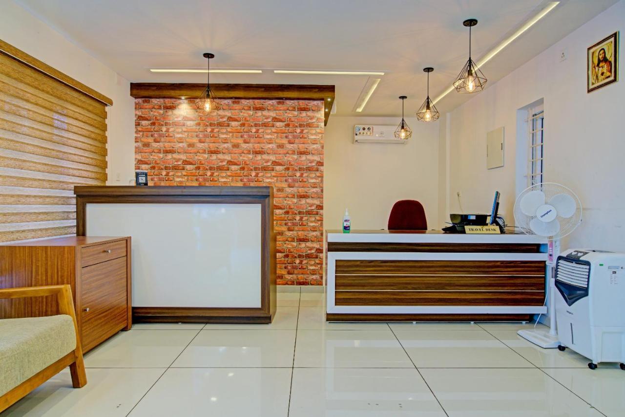 Vaccinated Staff- Capital O 74715 Phoenix Holidays Kochi Exterior photo