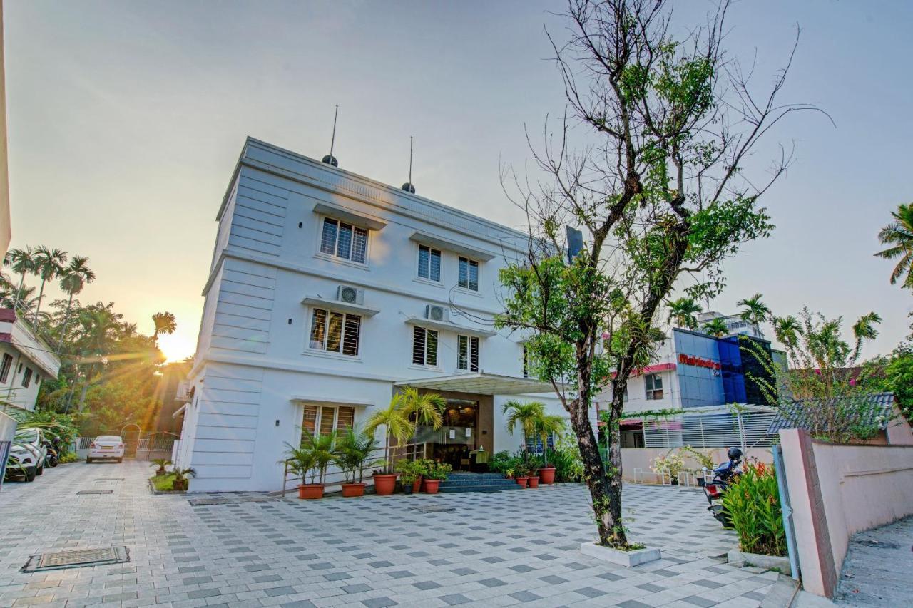 Vaccinated Staff- Capital O 74715 Phoenix Holidays Kochi Exterior photo