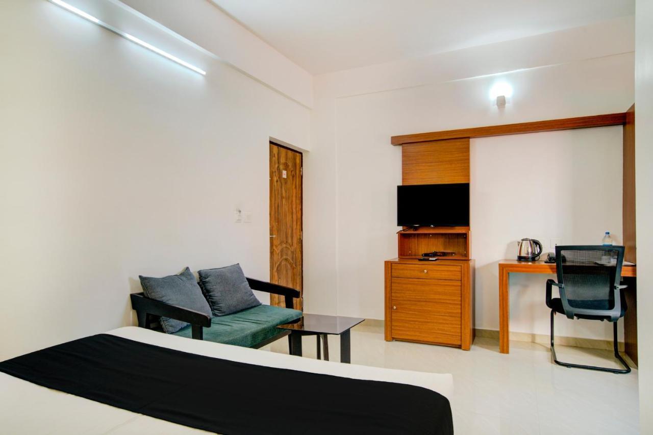 Vaccinated Staff- Capital O 74715 Phoenix Holidays Kochi Exterior photo