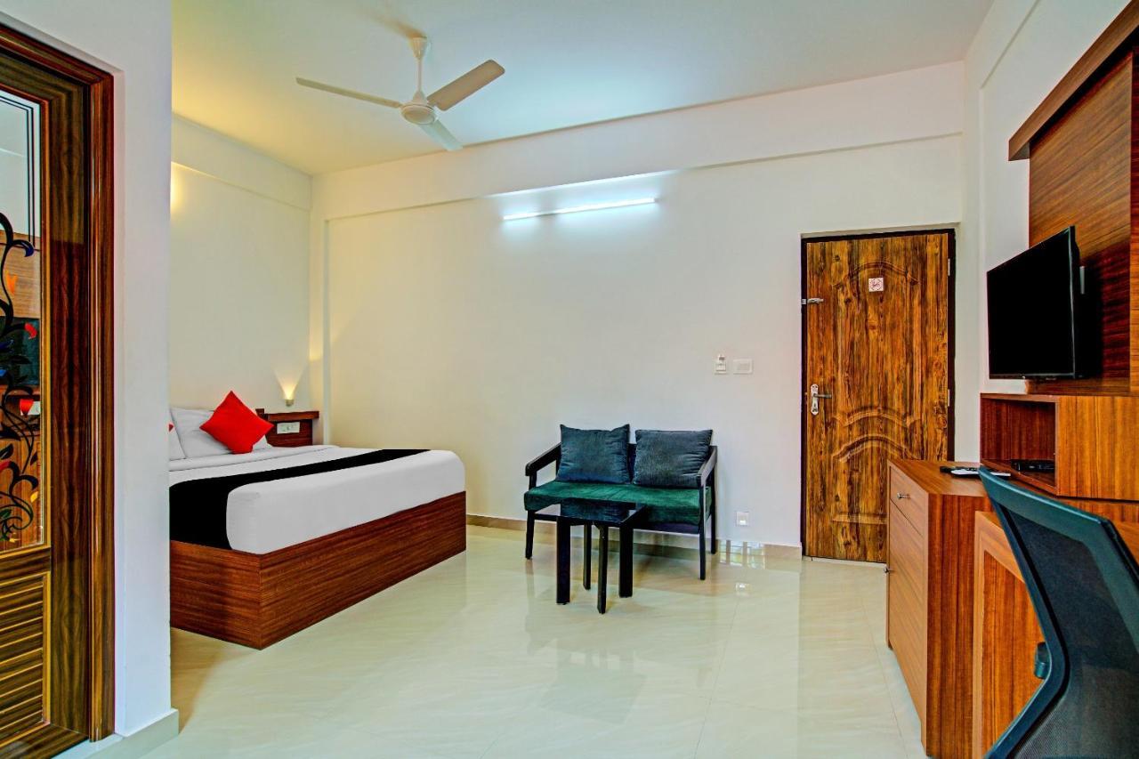 Vaccinated Staff- Capital O 74715 Phoenix Holidays Kochi Exterior photo
