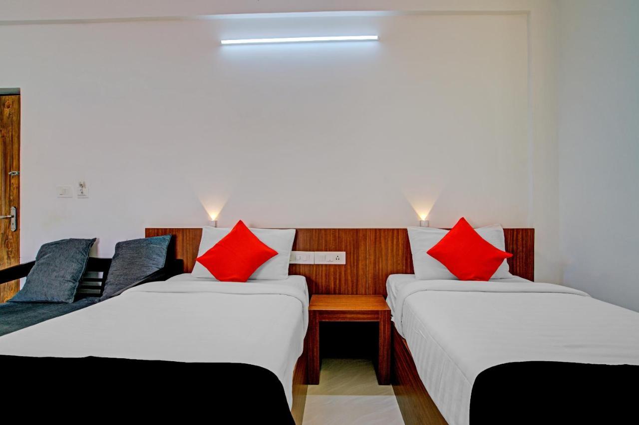 Vaccinated Staff- Capital O 74715 Phoenix Holidays Kochi Exterior photo