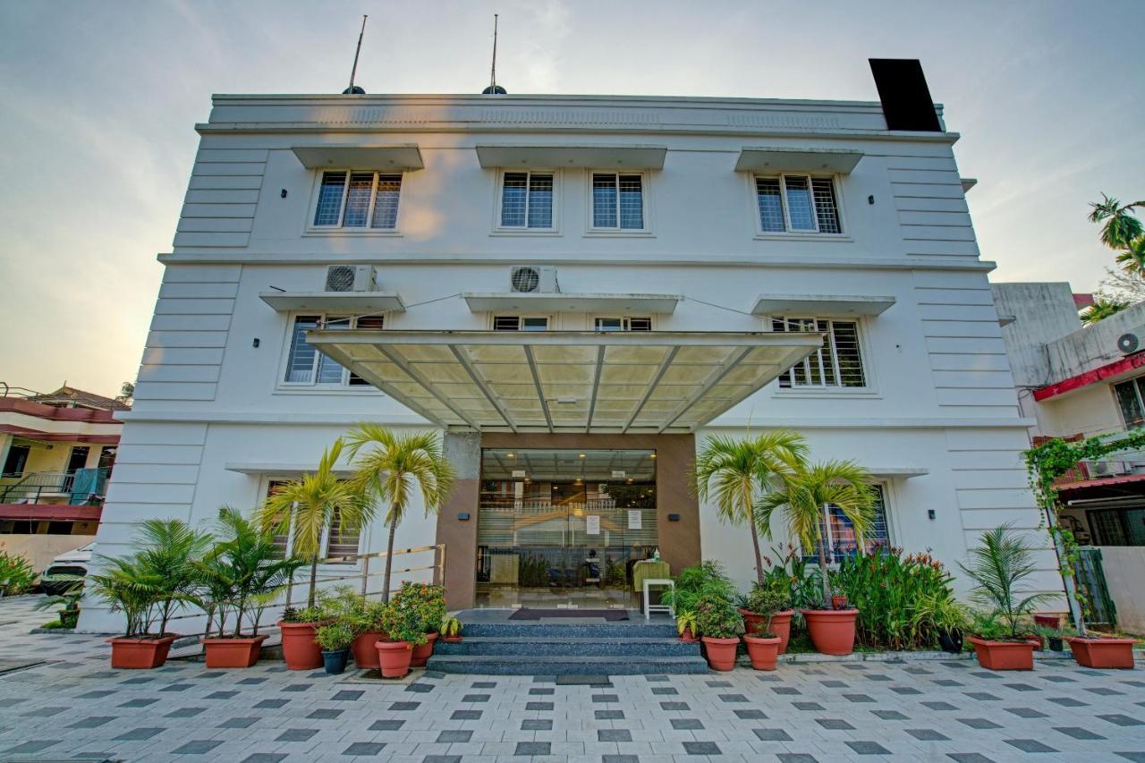Vaccinated Staff- Capital O 74715 Phoenix Holidays Kochi Exterior photo