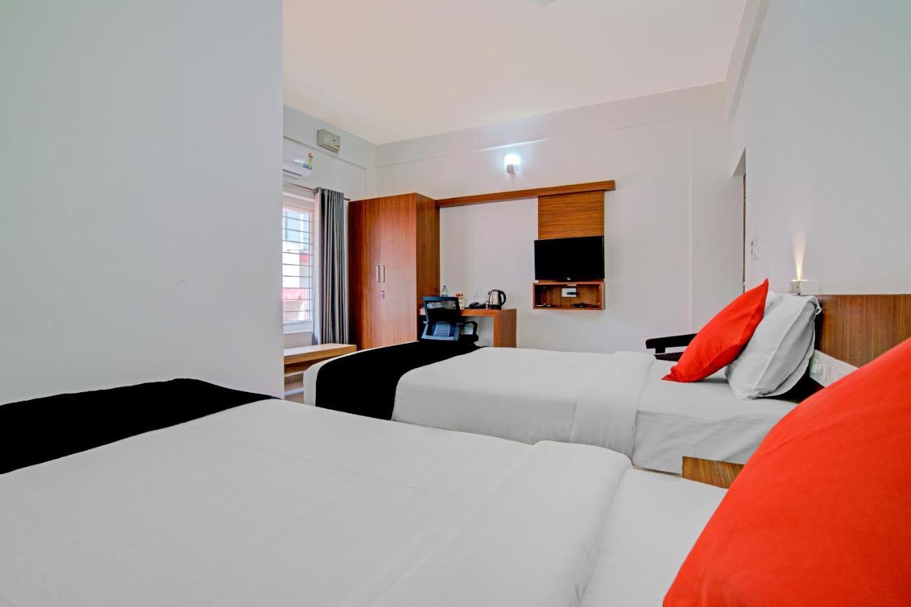 Vaccinated Staff- Capital O 74715 Phoenix Holidays Kochi Exterior photo
