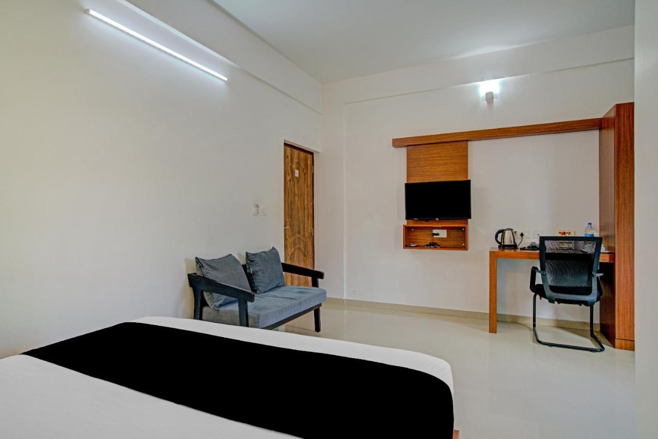 Vaccinated Staff- Capital O 74715 Phoenix Holidays Kochi Exterior photo