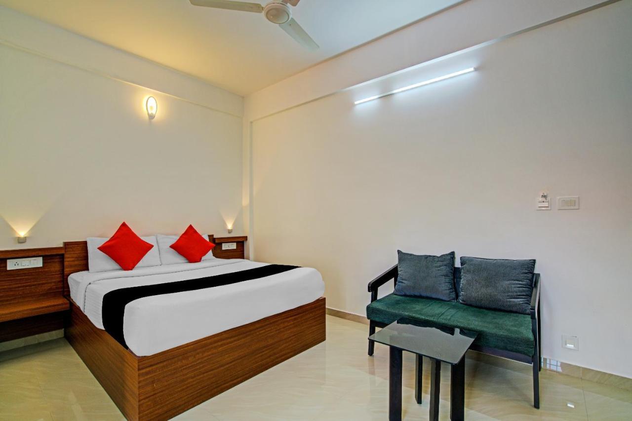 Vaccinated Staff- Capital O 74715 Phoenix Holidays Kochi Exterior photo